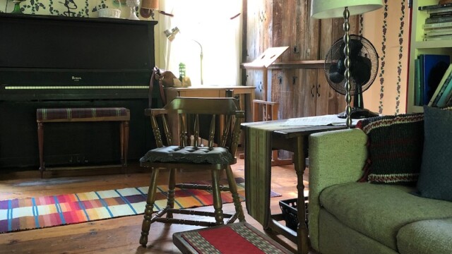 織物で一杯の居間