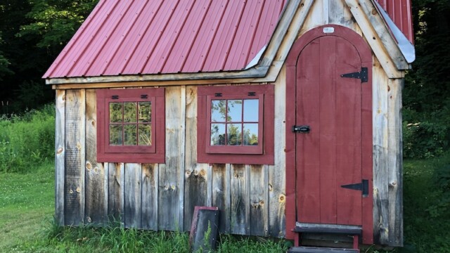 電気、水道、トイレなしのキャビン。でもメインハウスに近いから寝るだけと思えばいられそう。一人用。 私の最初選んだキャビン