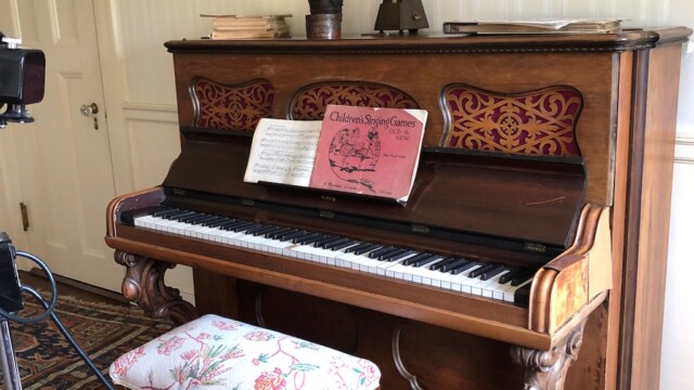 装飾が豪華、リビングにはグランドピアノもあった。 スタンウェイ